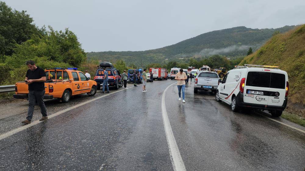 Tomruk yüklü kamyon ile yolcu otobüsü çarpıştı! Çok sayıda ölü ve yaralı var 4